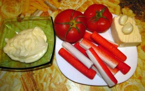 Ингредиенты для салата из крабовых палочек с помидорами и сыром
