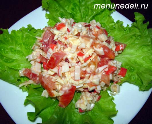 Нежный салат с крабовыми палочками, помидорами и сыром