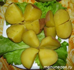 Картофель в мундирах разделенный на четыре части 