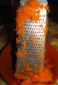 Очищенная морковь трется на мелкой терке для салата