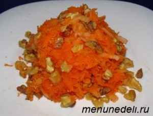Постный салат из тертой моркови яблок и орехами перед подачей