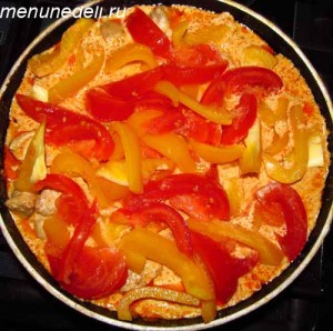 Болгарский перец и помидоры тушатся с куриным филе и сметаной