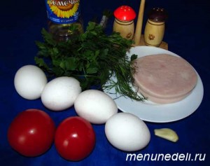 Продукты для яичницы с помидорами и ветчиной