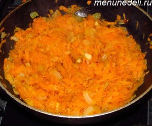 Мелкопорезанная морковь и лук обжариваются на сковороде 