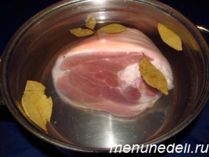 Свиная рулька варится в воде с лавровым листом