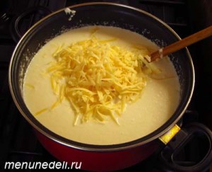В почти готовый суп из цветной капусты и сливок добавляем сыр