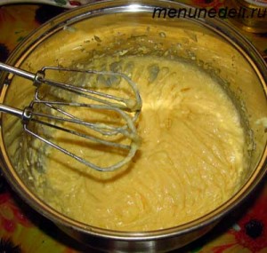 Масло смешивается с сахаром желтком мукой и миндалем