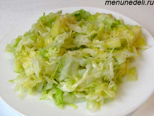 Салат из свежей капусты с яблоком