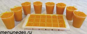 Тыквенное пюре в пластмассовых стаканчиках и квадратной форме для льда