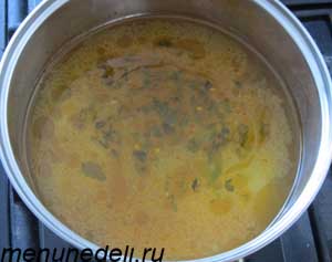 В кипящую воду добавлена заправка из супа из моркови и лука
