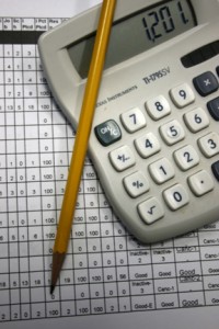 калькулятор  и карандаш для подсчета расходов и доходов