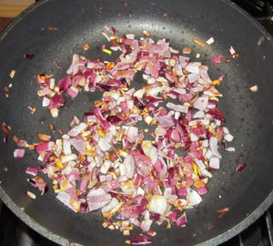 Лук, нашинкованный мелкими кубиками, пассеруется в раскаленном масле