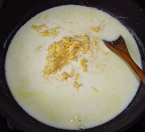 В молочно мучную смесь добавляется тертый сыр