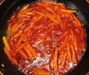 Тушение томатной пасты добавленной к моркови 