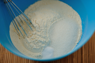 В одной миске соединяются мука сахар и соль 