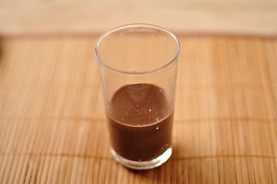 В термостойкий стакан налить шоколадную массу