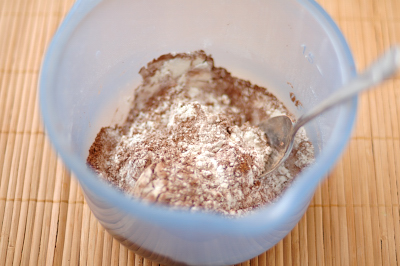 Мука с солью разрыхлителем и какао смешаны в одной миске