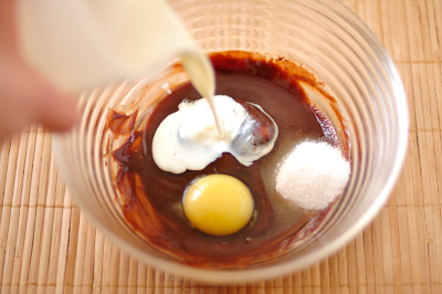 В шоколадную смесь добавляются сахар яйца и молоко