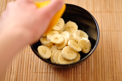 Бананы нарезанные кусочками сбрызгиваются лимоном