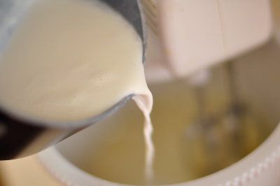 Горячее молоко вливается в яично сахарную смесь
