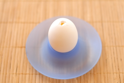 В вымытом и высушенном яйце сделать небольшое отверстие 