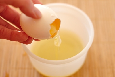 Аккуратно отделяется белок из яйца в емкость