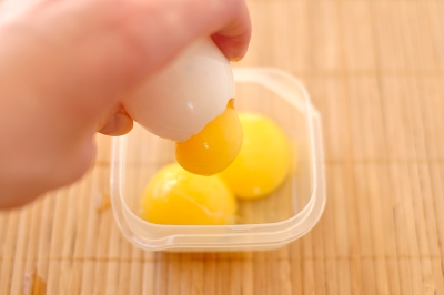 В другую емкость вытряхивается желток от яйца