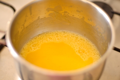 Нагреваем апельсиновый сок с крахмалом солью и сахаром