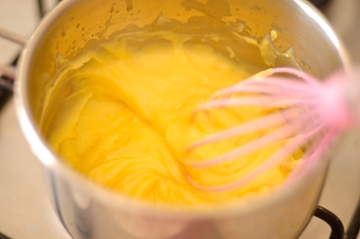 Апельсиновая желтковая смесь варится до загустения