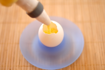 Скорлупа аккуратно заполняется апельсиновым кремом с помощью кондитерского мешка