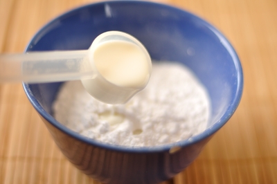 Сахарная пудра смешивается с молоком
