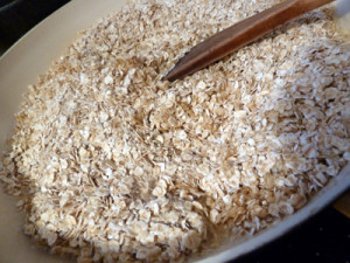 Подготовка продуктов Просеивание овсяных хлопьев для приготовления печенья из геркулеса