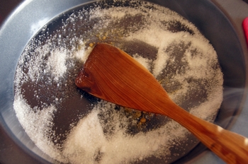 Нагреваем сахар и соль на сковороде