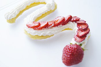 Сливки для клубники детям. %D0%9A%D0%BB%D1%83%D0%B1%D0%BD%D0%B8%D1%87%D0%BD%D1%8B%D0%B9 %D0%B4%D0%B5%D1%81%D0%B5%D1%80%D1%82 %D0%B4%D0%BB%D1%8F %D0%B4%D0%B5%D1%82%D0%B5%D0%B98. Сливки для клубники детям фото. Сливки для клубники детям-%D0%9A%D0%BB%D1%83%D0%B1%D0%BD%D0%B8%D1%87%D0%BD%D1%8B%D0%B9 %D0%B4%D0%B5%D1%81%D0%B5%D1%80%D1%82 %D0%B4%D0%BB%D1%8F %D0%B4%D0%B5%D1%82%D0%B5%D0%B98. картинка Сливки для клубники детям. картинка %D0%9A%D0%BB%D1%83%D0%B1%D0%BD%D0%B8%D1%87%D0%BD%D1%8B%D0%B9 %D0%B4%D0%B5%D1%81%D0%B5%D1%80%D1%82 %D0%B4%D0%BB%D1%8F %D0%B4%D0%B5%D1%82%D0%B5%D0%B98. Наступило самое вкусное время летних десертов. Ягодные и фруктовые блюда радуют свежестью, легкостью и быстротой приготовления.Заварное пирожное с клубникой и взбитыми сливками в виде змейки вызовет восторг у любого ребенка!