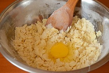 В сливочное масло растертое с мукой и сахаром добавляется яйцо