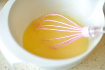 Взбить яйца с сахаром ванилином и растительным маслом