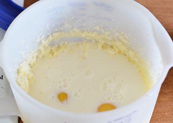 Масляно сахарная смесь взбивается с молоком яйцами и мукой до состояния сметаны