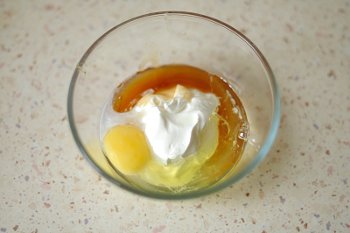 Сметана с яйцом растительным маслом и медом смешивается до однородного состояния