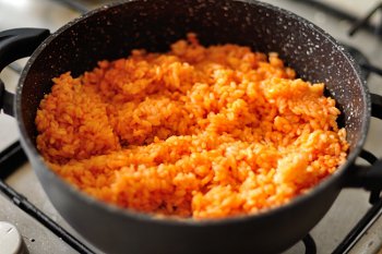 К томатной пасте добавлен сваренный рис потертый сыр и перемешаны