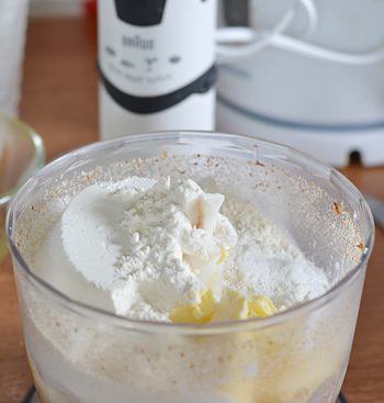 Миндальная крошка мука сливочное масло яйцо сливки сахар цедра в чаше