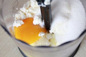 Перетертые в блендере творог яйцо и сахар для пирога с черной смородиной