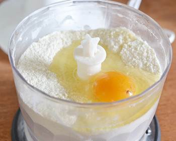 Добавляем яйцо в смесь из муки сахара и сливочного масла