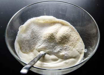 К творожно сметанной массе добавляются крахмал ваниль манка и сахар
