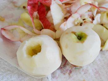 Яблоки очищенные от кожуры но с черешком для десерта