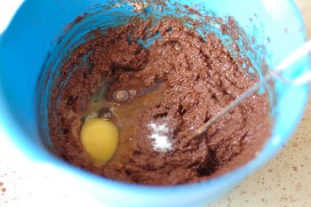 В масляно сахарную смесь добавляется яйцо и какао