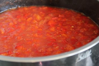 Смешанное томатное пюре с болгарским перцем в сотейнике