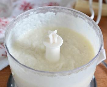 Молоко растворенное в желатине перемалывается вместе с цветной капустой