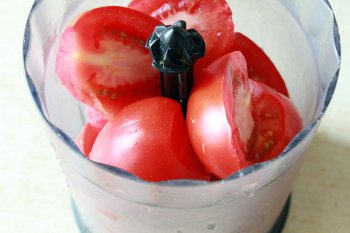 Порезанные помидоры для измельчения в блендере