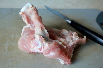 Куриное мясо отделяется от кости для приготовления шашлыка