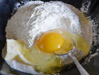 Смешиваем муку сливочное масло яйцо соль и перец